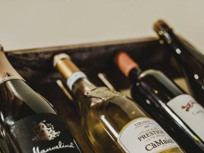 Una selezione di vini pregiati in una cassetta di legno.