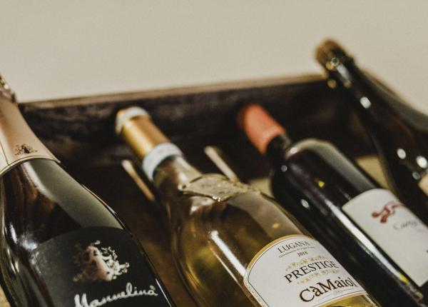 Una selezione di vini pregiati in una cassetta di legno.