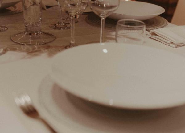 Tavola apparecchiata con piatti e bicchieri eleganti.